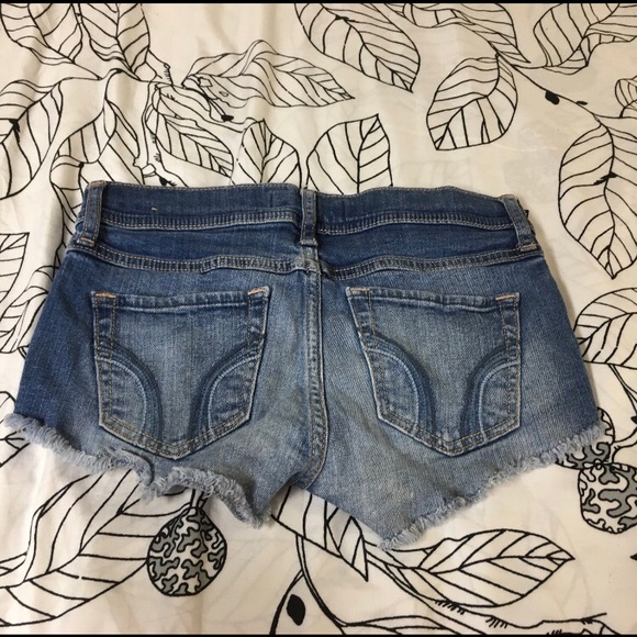 Hollister Short Shorts, 00 W23 Lightly Worn! - Picture 2 of 4